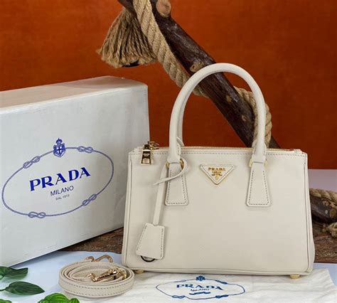 prada krem çanta|Prada baget.